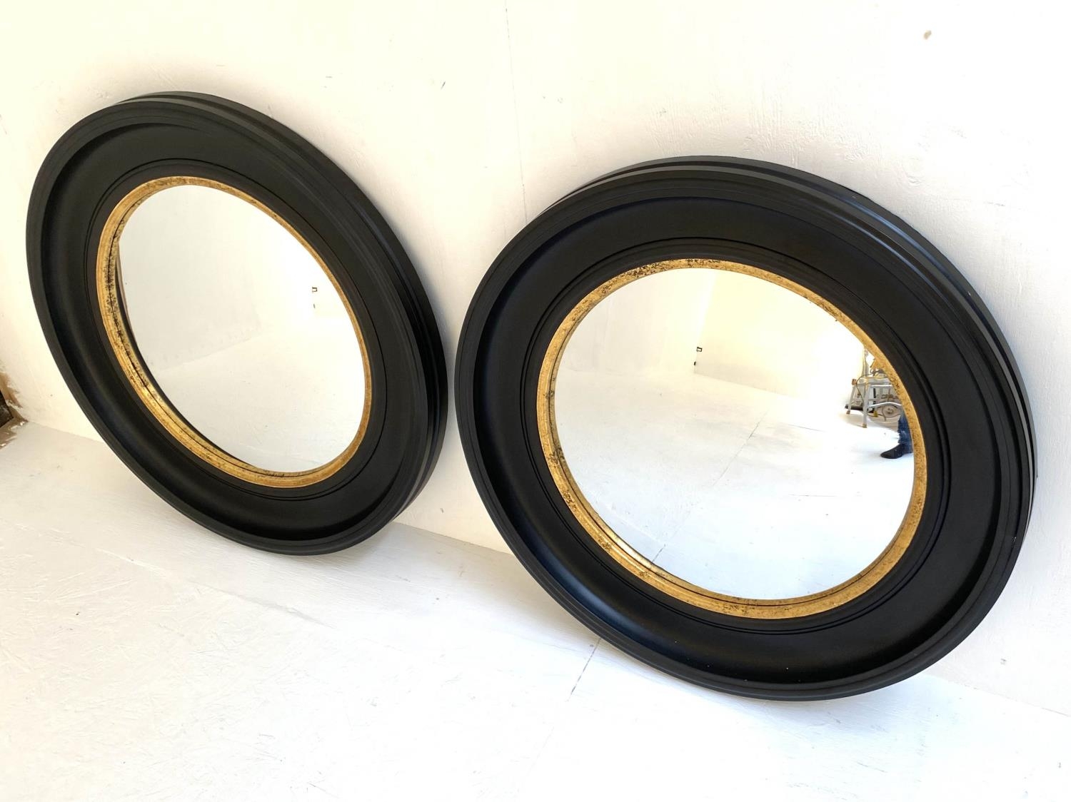 CONVEX WALL MIRRORS, a pair, 74cm diameter, Regency style with black and gold circular frames. (2) - Bild 4 aus 7