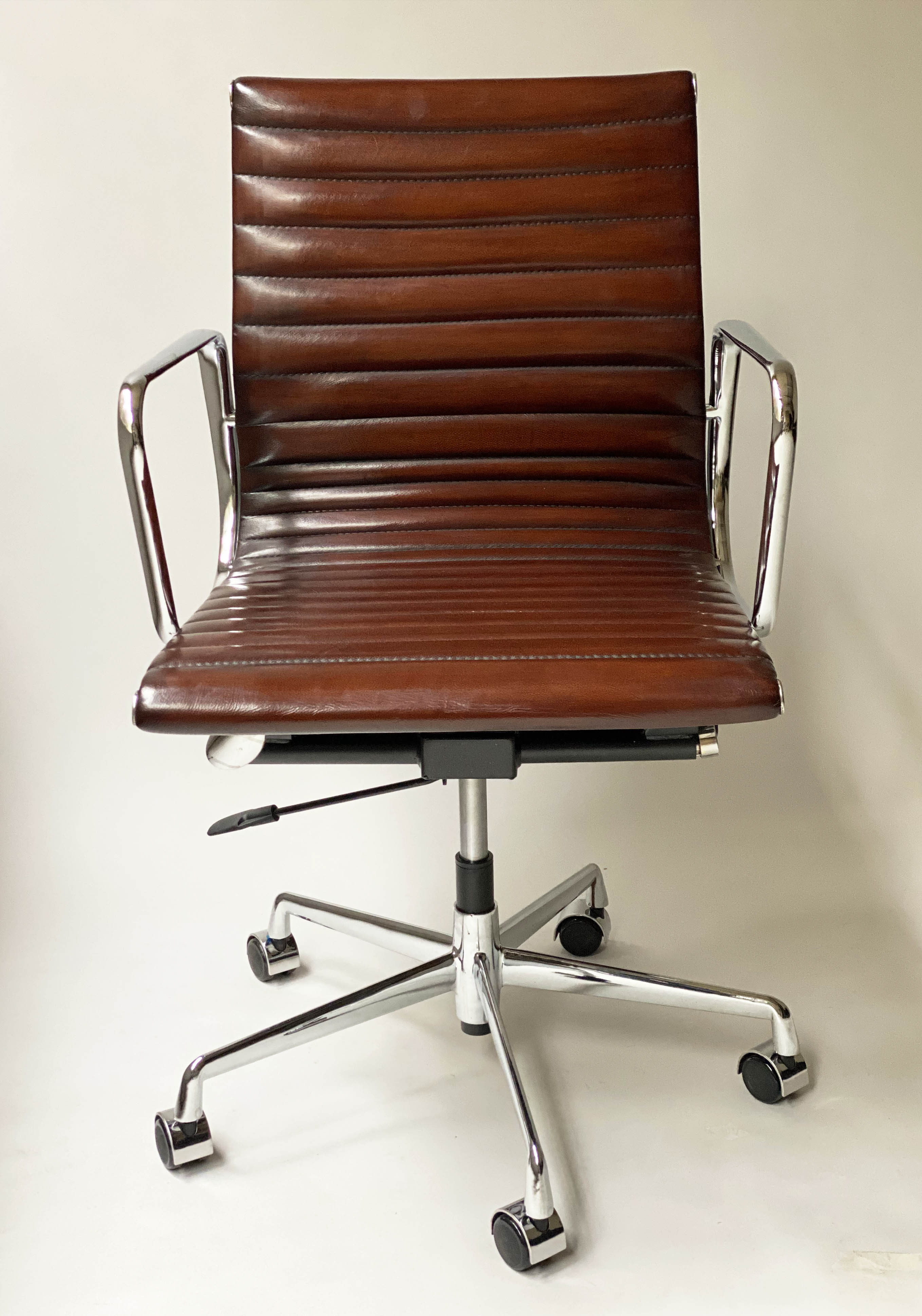 REVOLVING DESK CHAIR, Charles and Ray Eames inspired ribbed, mid brown leather, revolving and - Bild 14 aus 14