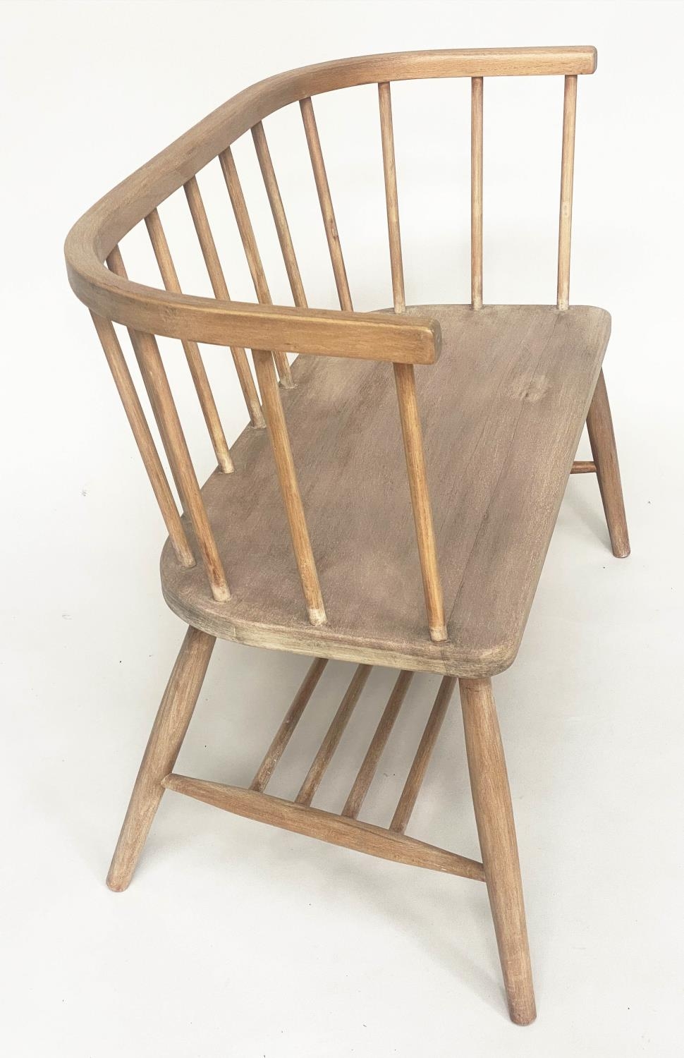 HALL SEAT, English 1970s beech and elm in the manner of Ercol with enclosed rail back and shaped - Bild 5 aus 10