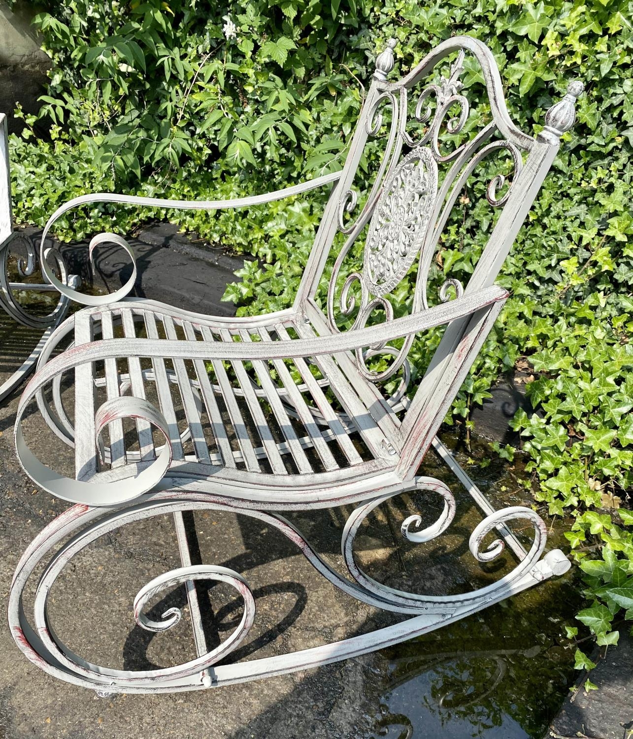 GARDEN ROCKING CHAIR, 88cm x 64cm x 90cm, distressed painted metal frame. - Bild 6 aus 7