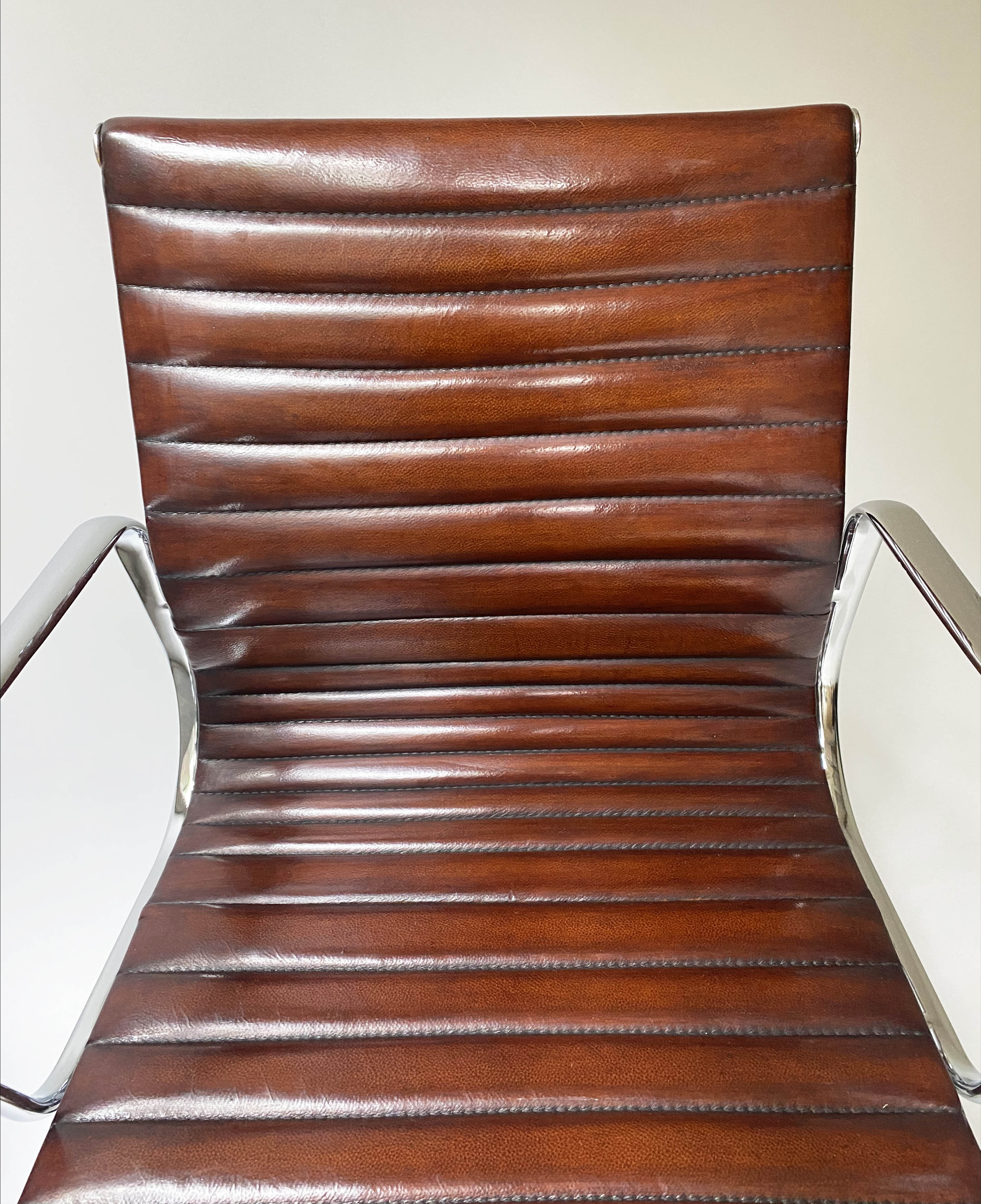 REVOLVING DESK CHAIR, Charles and Ray Eames inspired ribbed, mid brown leather, revolving and - Bild 12 aus 14