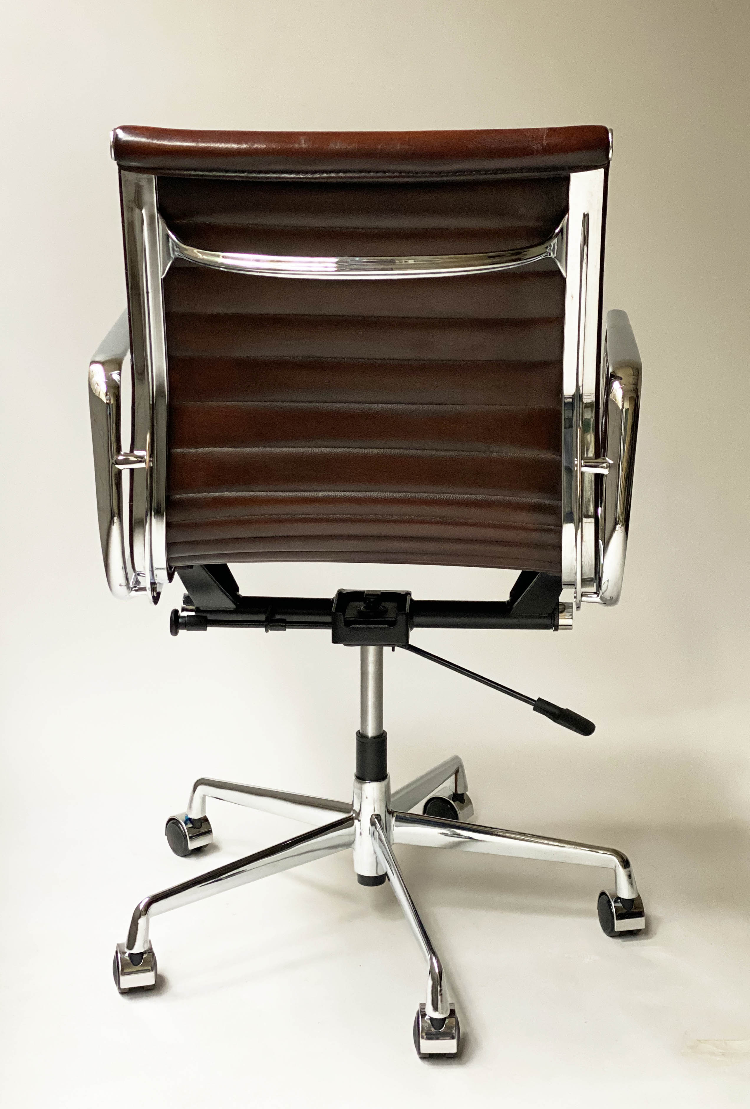 REVOLVING DESK CHAIR, Charles and Ray Eames inspired ribbed, mid brown leather, revolving and - Bild 6 aus 14