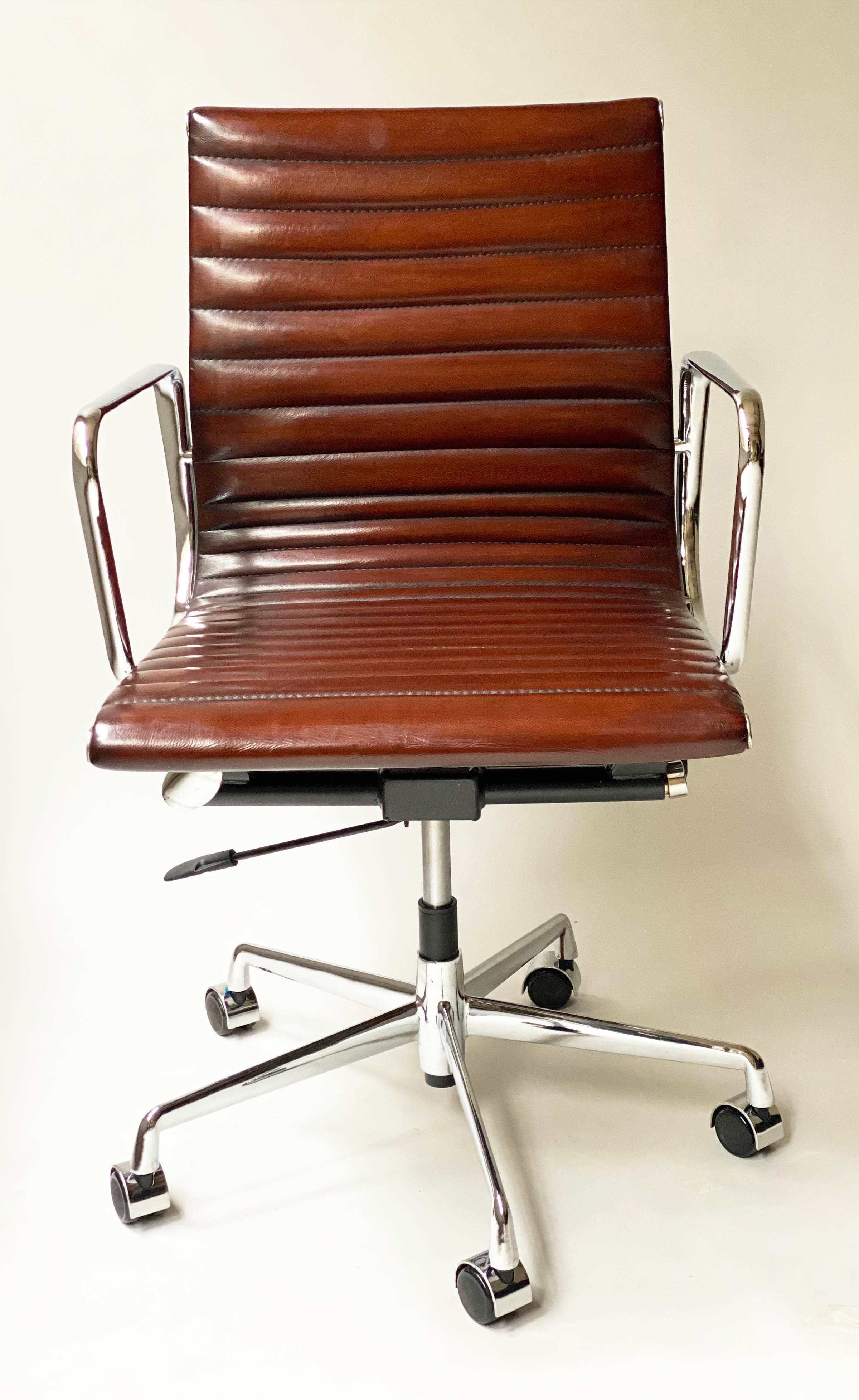 REVOLVING DESK CHAIR, Charles and Ray Eames inspired ribbed, mid brown leather, revolving and - Bild 3 aus 14