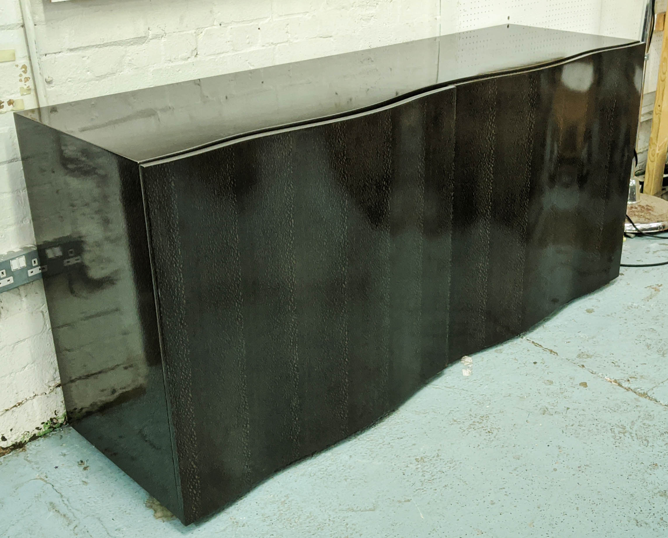 SIDEBOARD, 180cm W x 54cm D x 86cm H, with a pair of serpentine doors. - Bild 4 aus 15