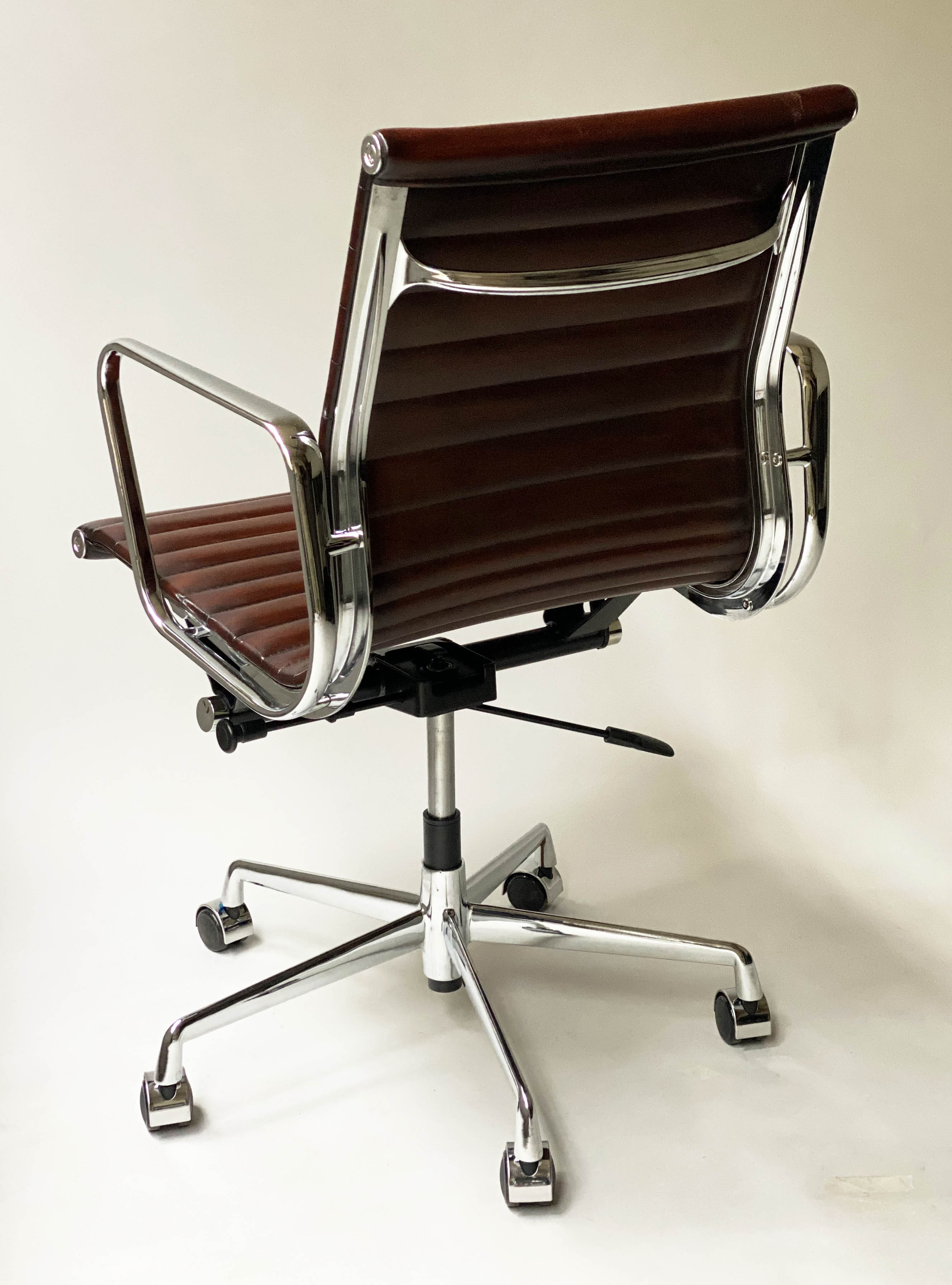 REVOLVING DESK CHAIR, Charles and Ray Eames inspired ribbed, mid brown leather, revolving and - Bild 10 aus 14