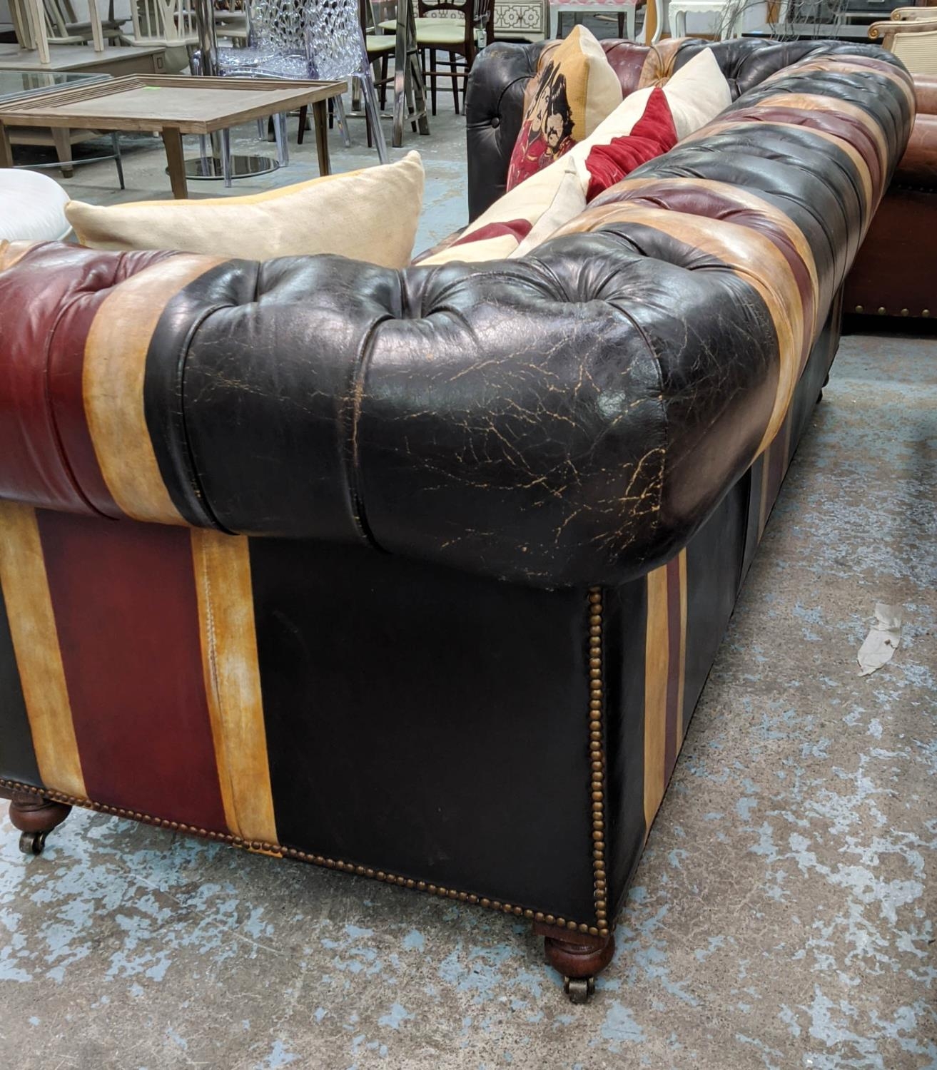 CHESTERFIELD STYLE SOFA, 220cm W, Union Jack design. - Bild 10 aus 11