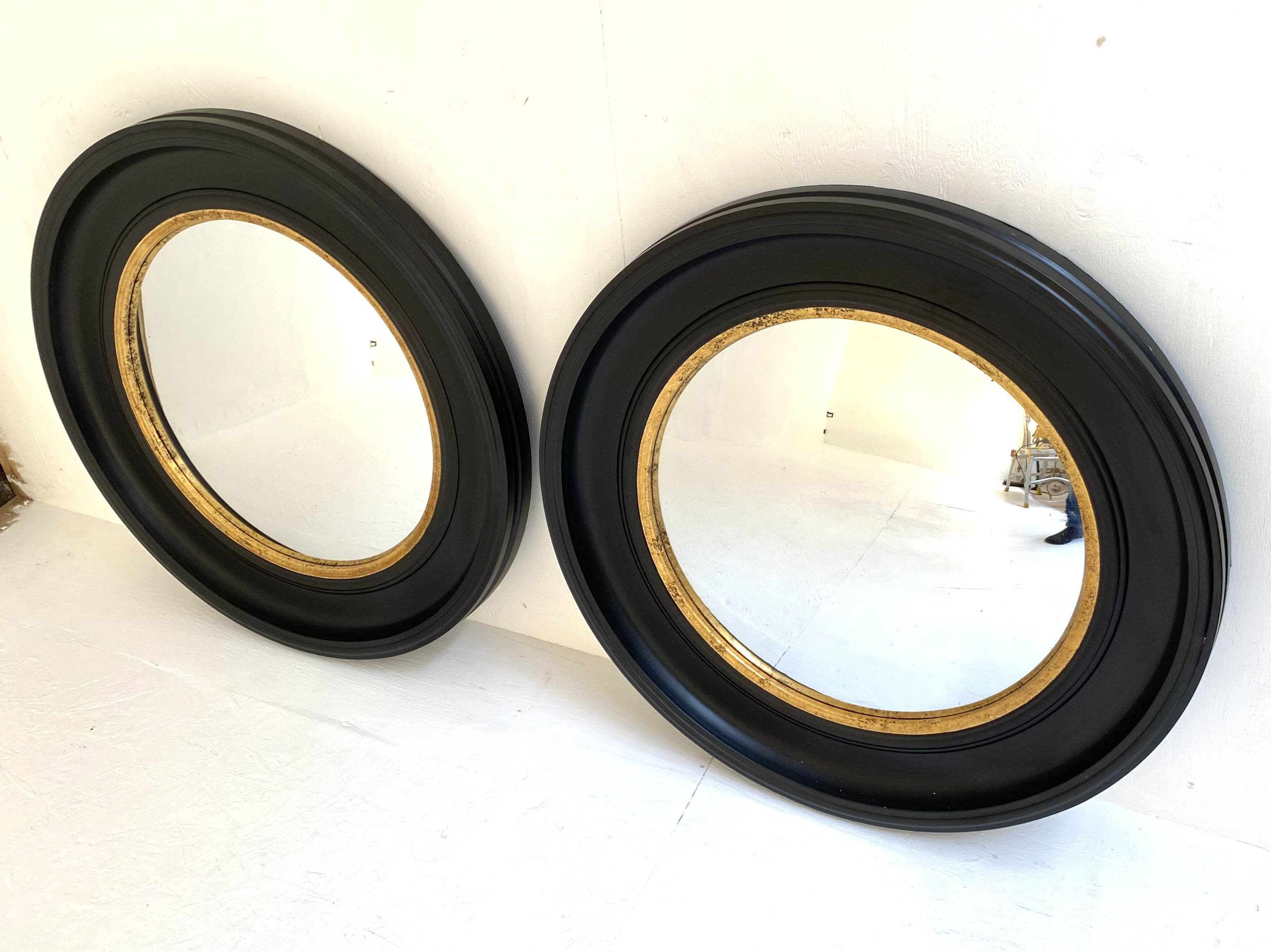 CONVEX WALL MIRRORS, a pair, 74cm diameter, Regency style with black and gold circular frames. (2) - Bild 5 aus 7