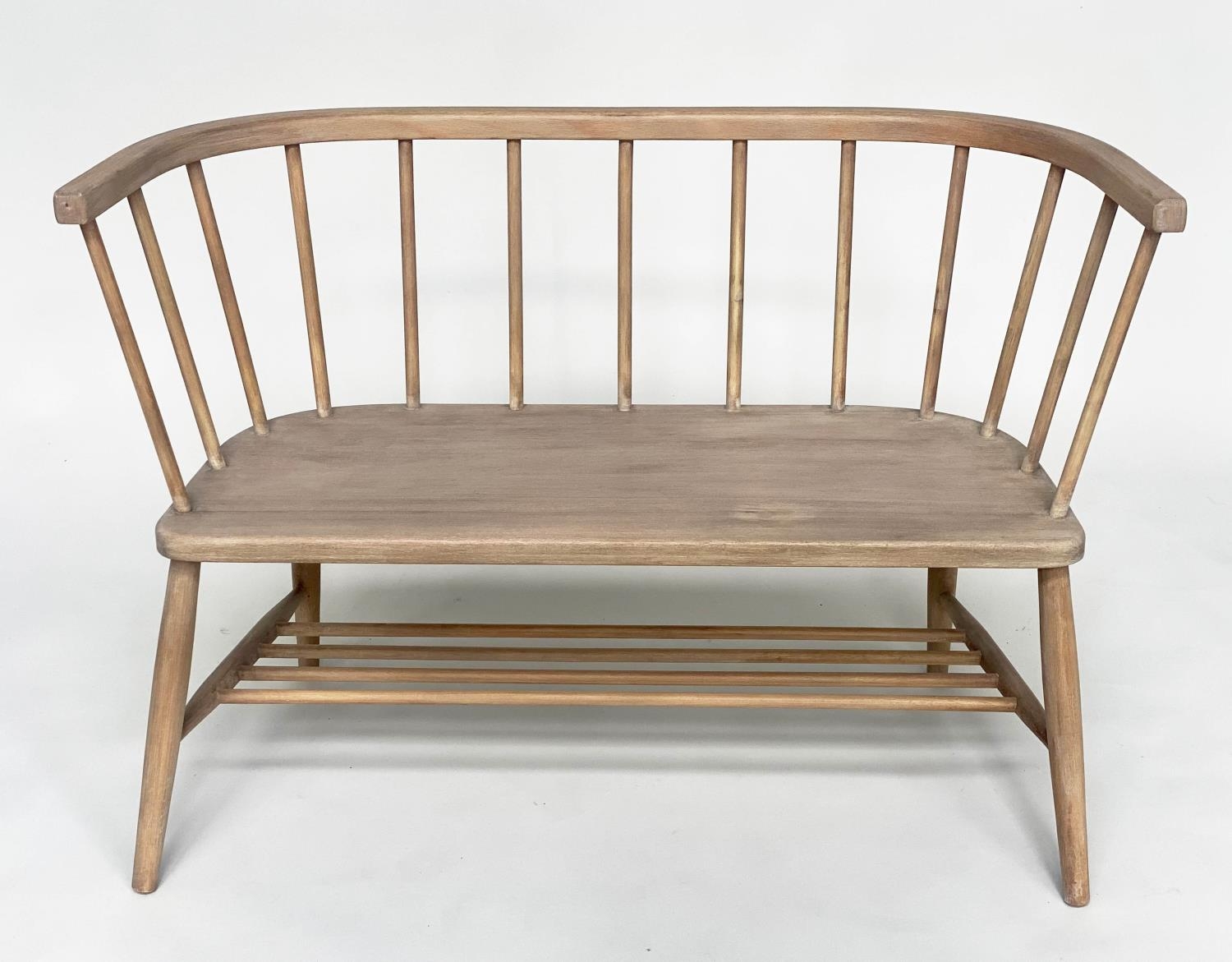 HALL SEAT, English 1970s beech and elm in the manner of Ercol with enclosed rail back and shaped - Bild 2 aus 10