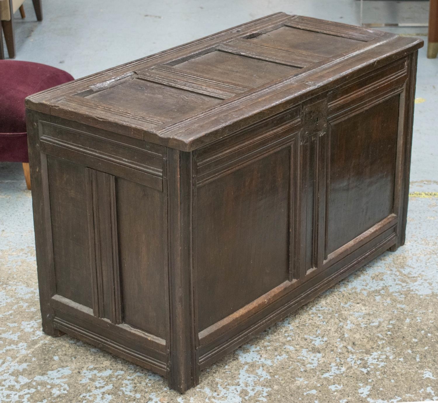 COFFER, 61cm H x 101cm W x 42cm D, 17th century oak, with hinged top. - Bild 2 aus 6