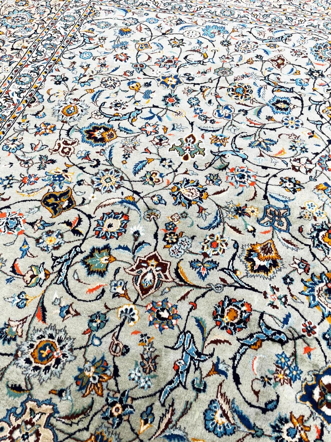 FINE PERSIAN JADE KASHAN CARPET, 440cm x 330cm. - Bild 4 aus 5