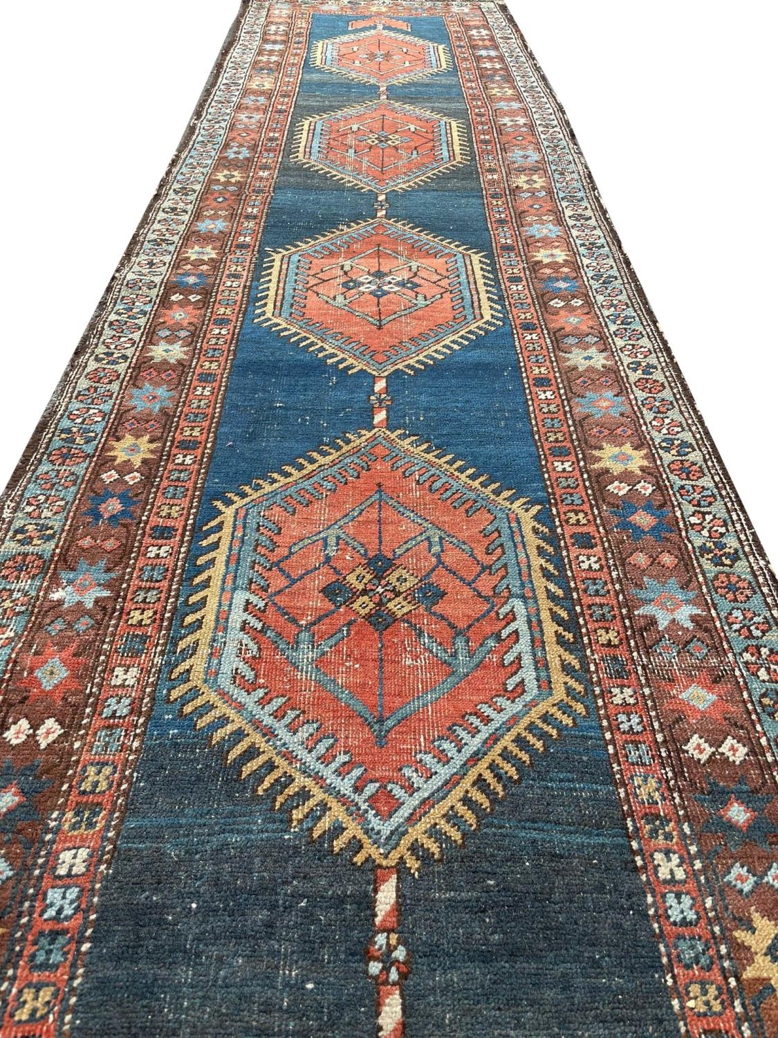 ANTIQUE PERSIAN HERIZ RUNNER, 440cm x 95cm. - Bild 3 aus 3