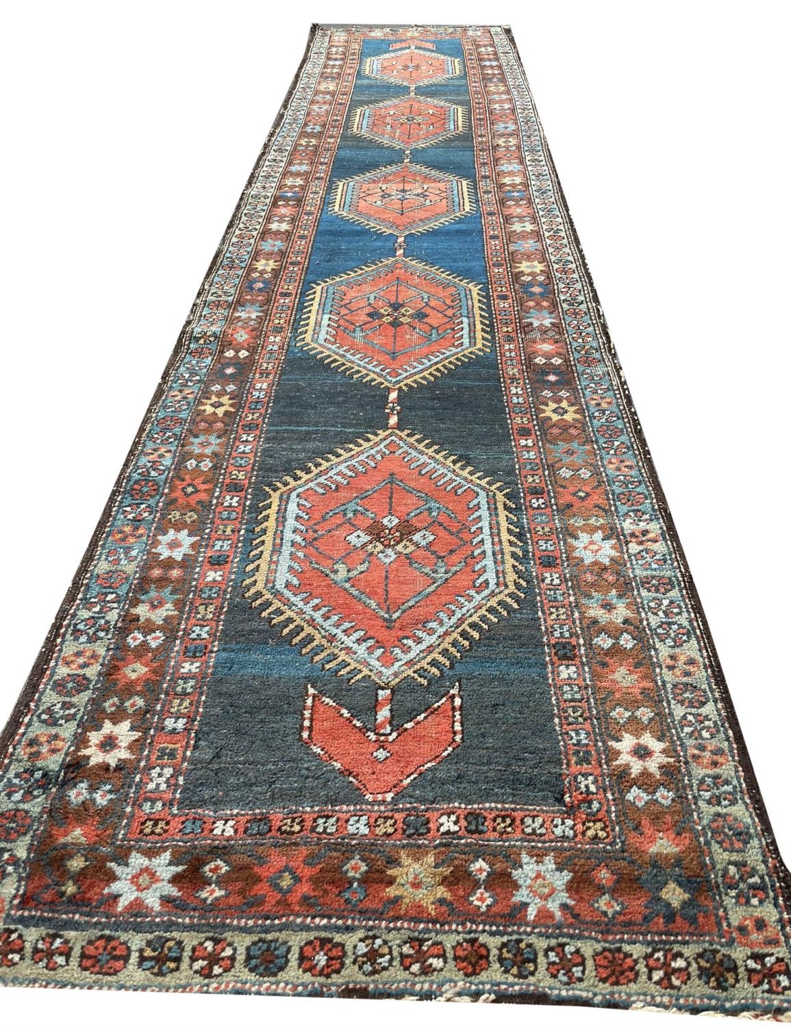 ANTIQUE PERSIAN HERIZ RUNNER, 440cm x 95cm.