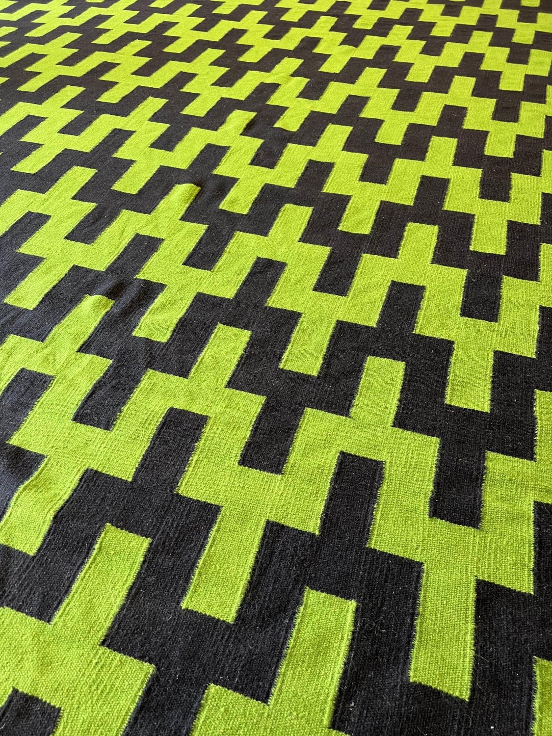 JONATHAN ADLER FLATWEAVE CARPET, 305cm x 246cm. - Bild 3 aus 4