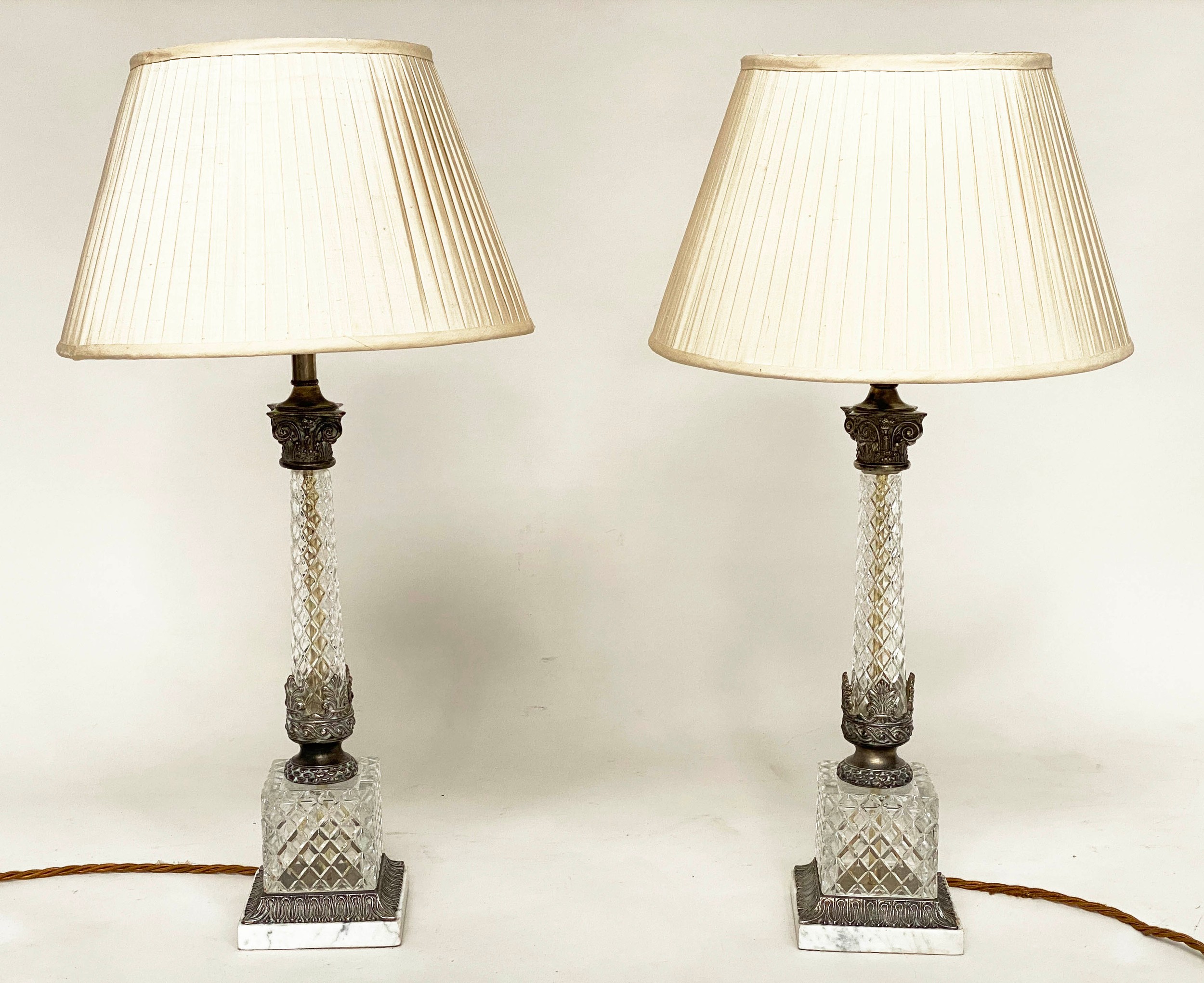 TABLE LAMPS, a pair, with cut glass columns, silvered metal mounts, square plinth and marble base ( - Bild 6 aus 7