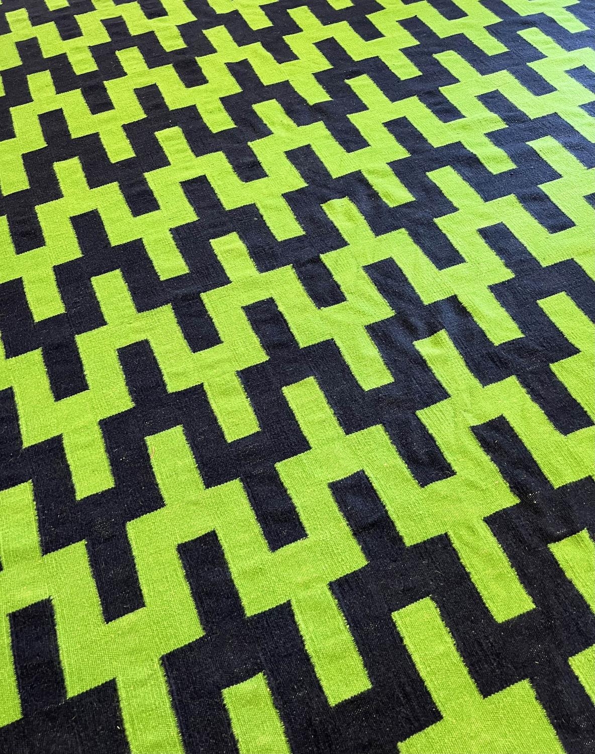 JONATHAN ADLER FLATWEAVE CARPET, 317cm x 246cm. - Bild 4 aus 4