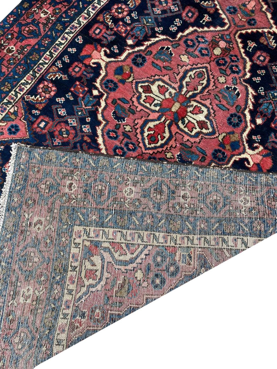 ANTIQUE PERSIAN MALAYER RUG, 200cm x 130cm. - Bild 3 aus 3