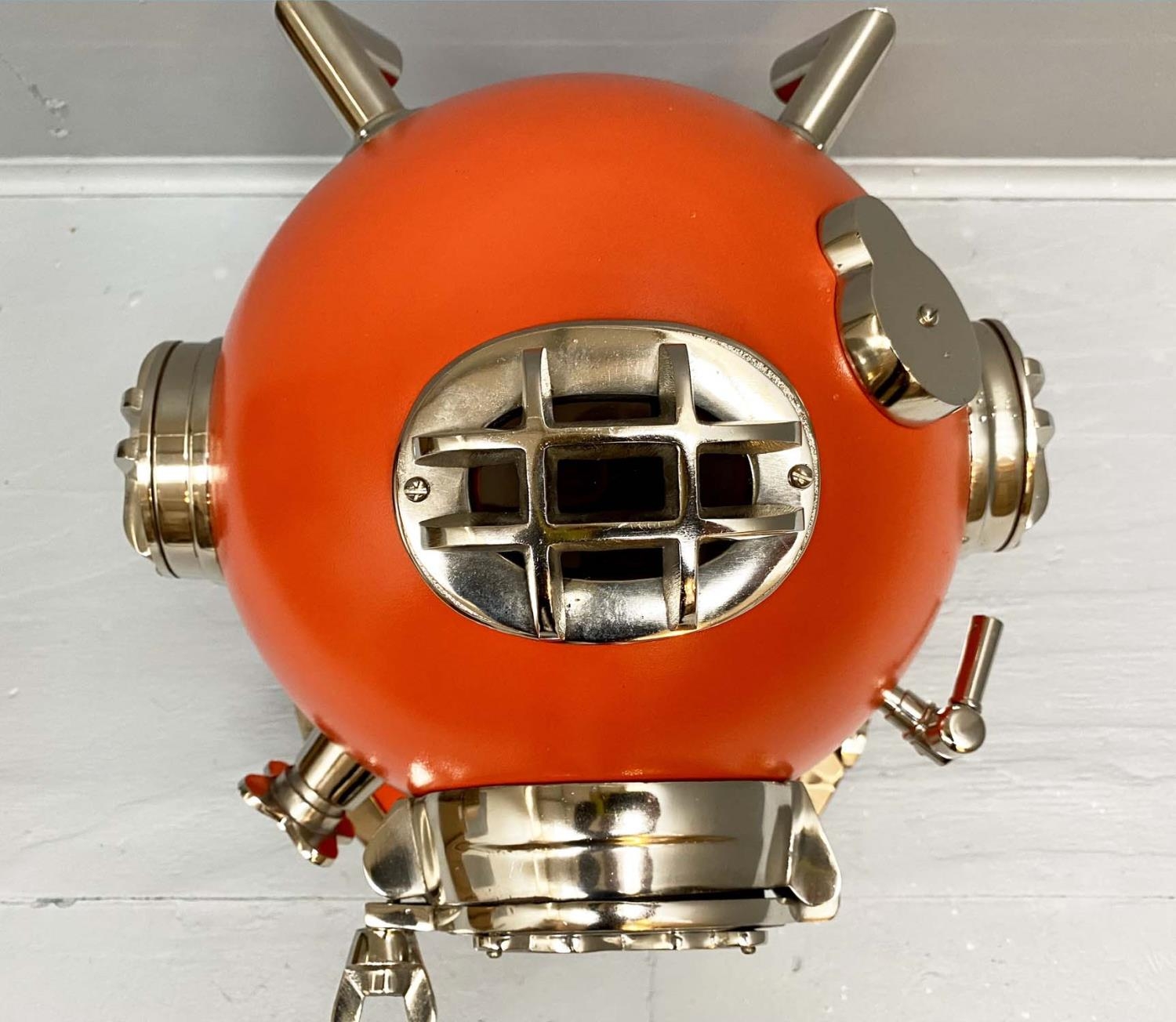 DISPLAY DIVING HELMET, decorative reproduction US navy design, lacquer orange finish, 46cm x 46cm - Image 4 of 4