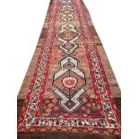 ANTIQUE HERIZ SERAPI RUNNER, 505cm x 105cm.