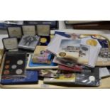 TRAY WITH VARIOUS COINAGE, BOXED COINS, SILVER COINS, COMMEMORATIVE COINS ETC
