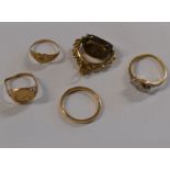 4 VARIOUS 9 CARAT GOLD RINGS & GOLD MOUNTED FOB - APPROXIMATE WEIGHT = 9 GRAMS