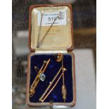 9 CARAT GOLD AQUAMARINE BAR BROOCH & VARIOUS OLD PINS