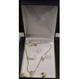 18 CARAT WHITE & YELLOW GOLD DIAMOND SET PENDANT ON 18 CARAT GOLD CHAIN WITH PAIR OF MATCHING