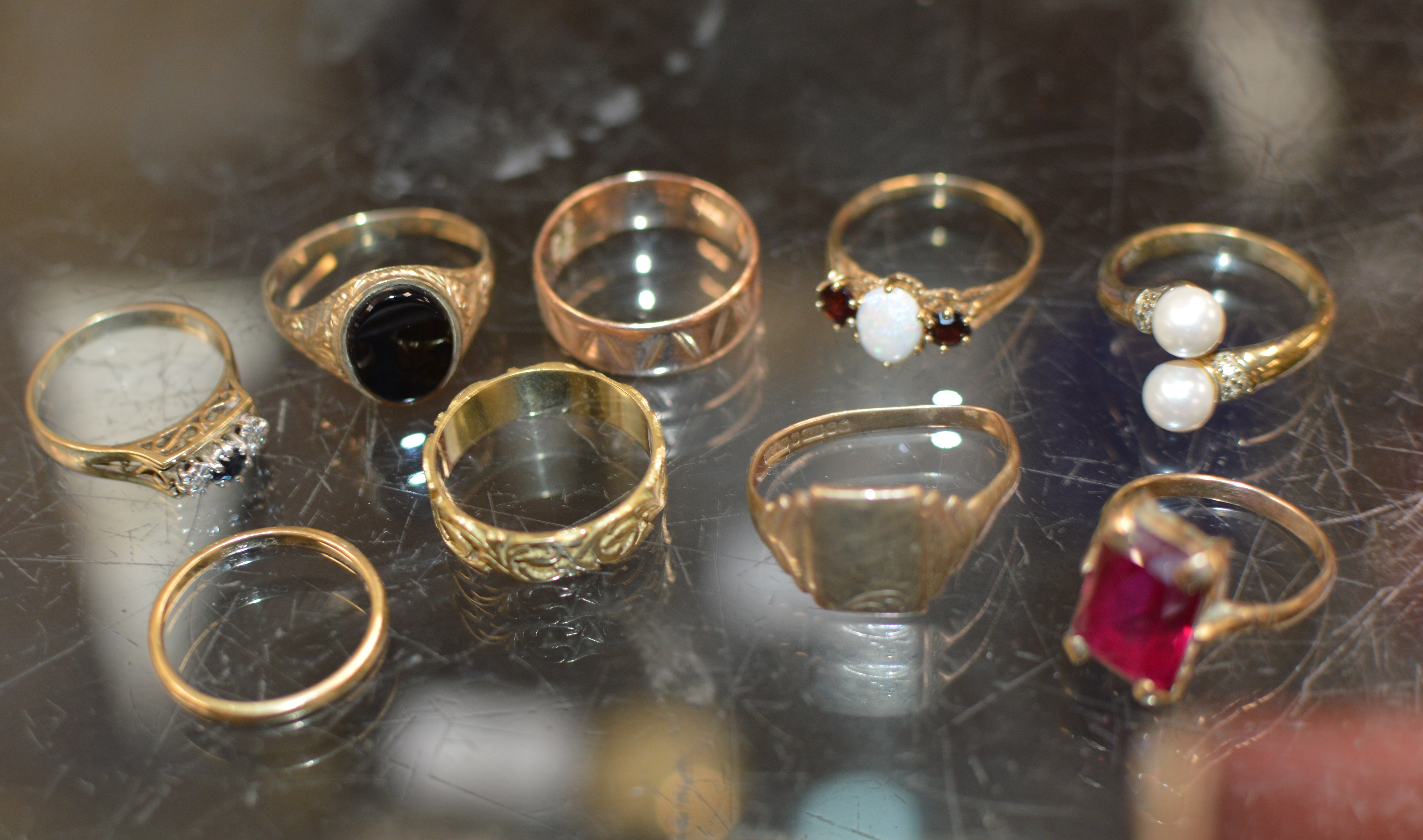 9 VARIOUS 9 CARAT GOLD RINGS - APPROXIMATE COMBINED WEIGHT = 29.4 GRAMS