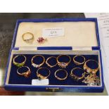 11 VARIOUS 9 CARAT GOLD RINGS, 9 CARAT GOLD PENDANT 2 X 9 CARAT GOLD CHAINS - APPROXIMATE COMBINED