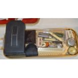 TRAY WITH VARIOUS PEN KNIVES, SILVER BLADED FRUIT KNIFE, STOP WATCH, COIN HOLDER FOB, EYE GLASS ETC
