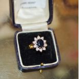 AN 18 CARAT GOLD SAPPHIRE & DIAMOND CLUSTER RING