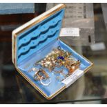 ASSORTED 9 CARAT GOLD JEWELLERY, EARRINGS, RINGS, CHAINS ETC - APPROXIMATE WEIGHT = 33 GRAMS