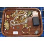 TRAY WITH QUANTITY COSTUME JEWELLERY