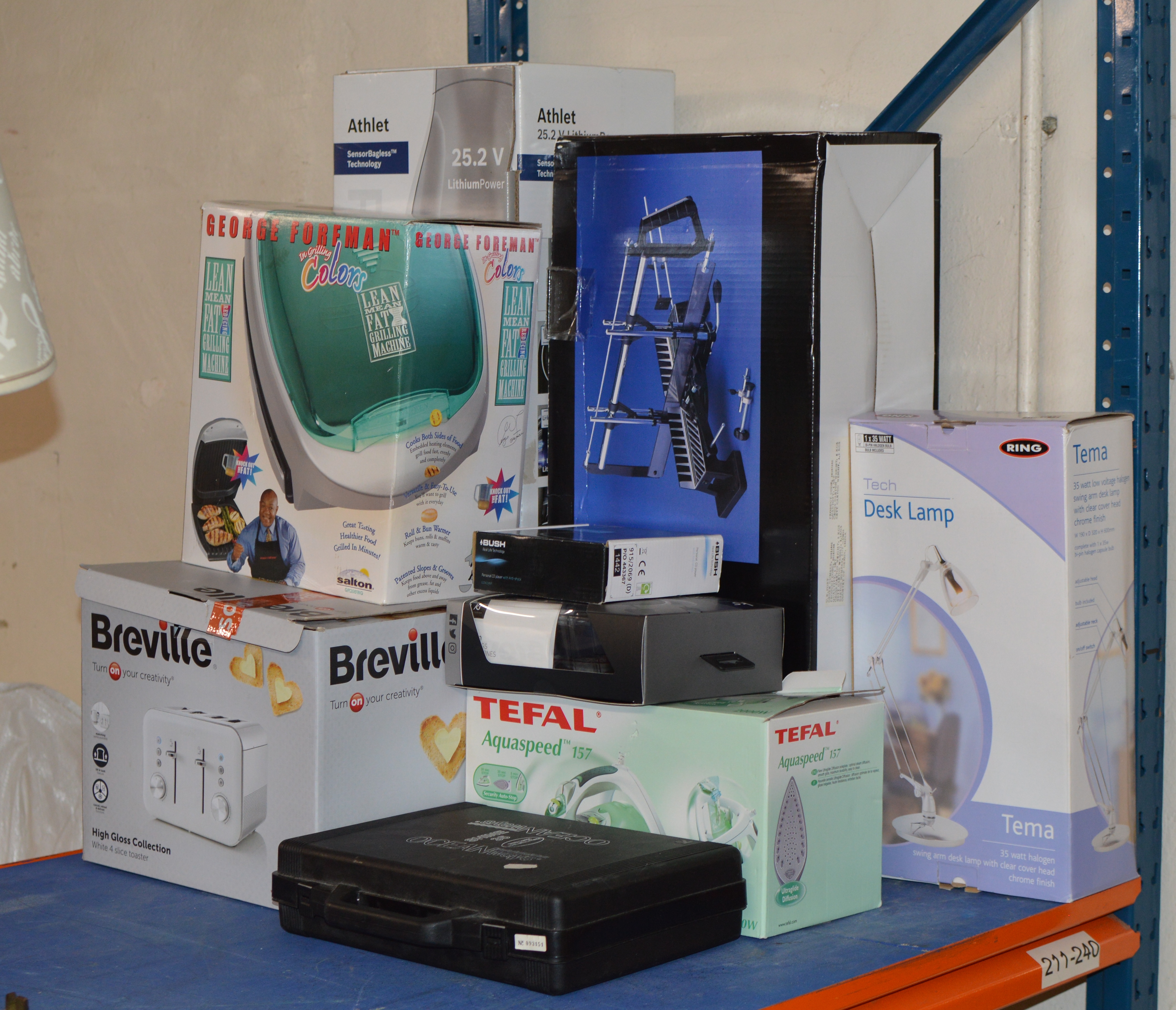 ASSORTED ELECTRICAL ITEMS INCLUDING CORDLESS VACUUM, GEORGE FOREMAN GRILL, TOASTER, DESK LAMP ETC