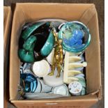 BOX WITH MIXED CERAMICS & GLASS WARE, CAITHNESS STYLE BOWL, SWAN ORNAMENTS, MUGS, LURPACK TOAST RACK