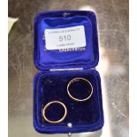 2 X 18 CARAT GOLD WEDDING BANDS - APPROXIMATE WEIGHT = 7.5 GRAMS