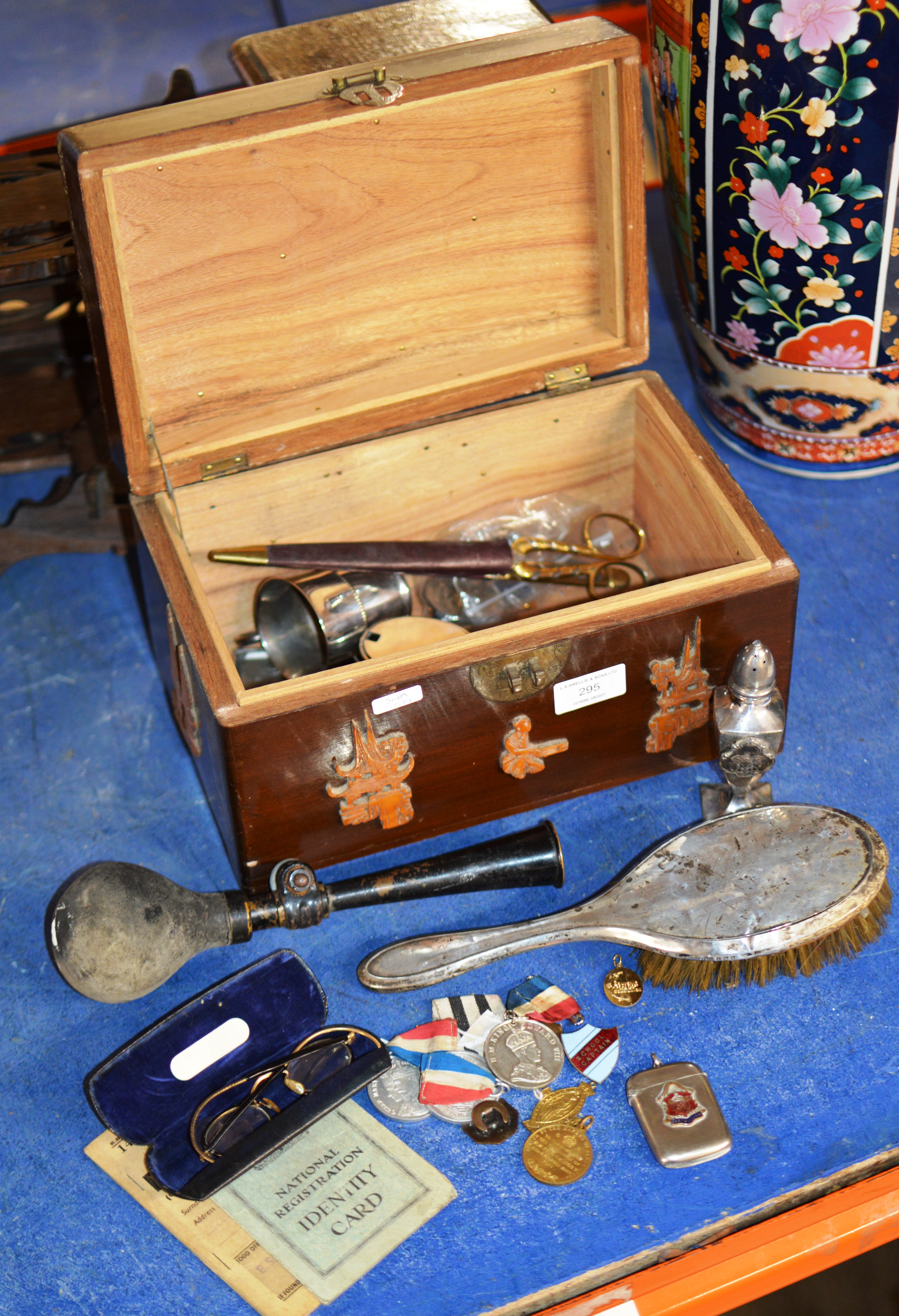 CHINESE WOODEN BOX WITH SILVER BRUSH, ORNATE SCISSORS, VARIOUS BADGES, NOVELTY CAR HORN, OLD