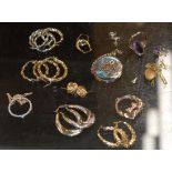 ASSORTED 9 CARAT GOLD JEWELLERY - APPROXIMATE WEIGHT = 41 GRAMS