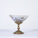 Centrotavola con base in metallo dorato e coppa in porcellana a decoro policromo