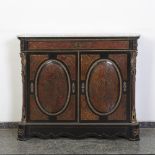 Credenza a due ante in stile Boulle con piano in marmo e finiture in bronzo