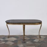 Tavolo da salotto in ferro battuto dorato con piano in marmo