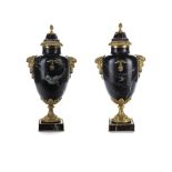 Coppia di vasi in marmo rosso con coperchio e applicazioni in bronzo dorato