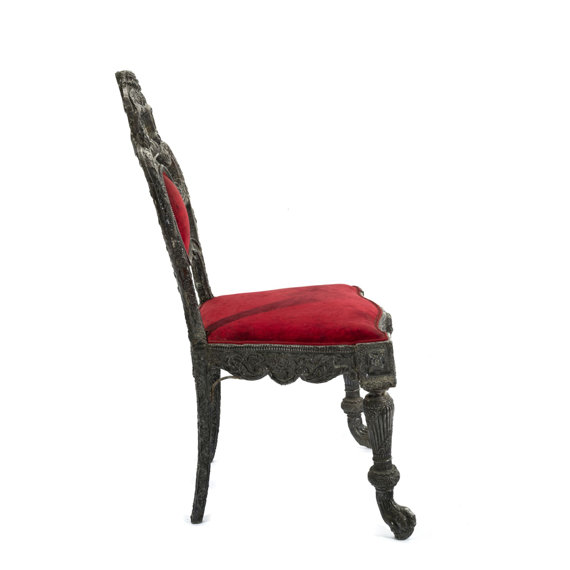 Coppia di sedie da parata in legno e lamina di argento finemente sbalzato e cesellato - Image 7 of 13