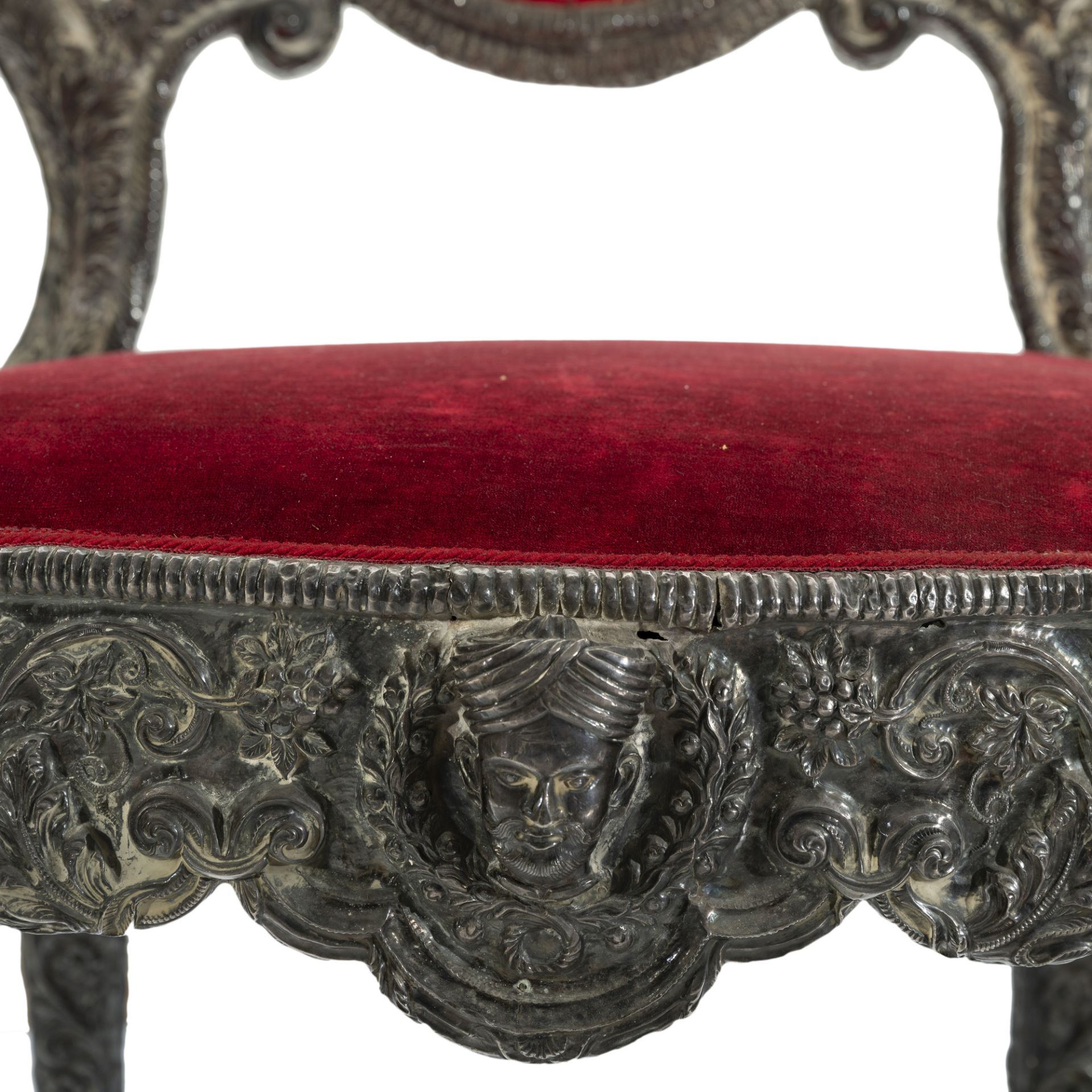 Coppia di sedie da parata in legno e lamina di argento finemente sbalzato e cesellato - Image 12 of 13