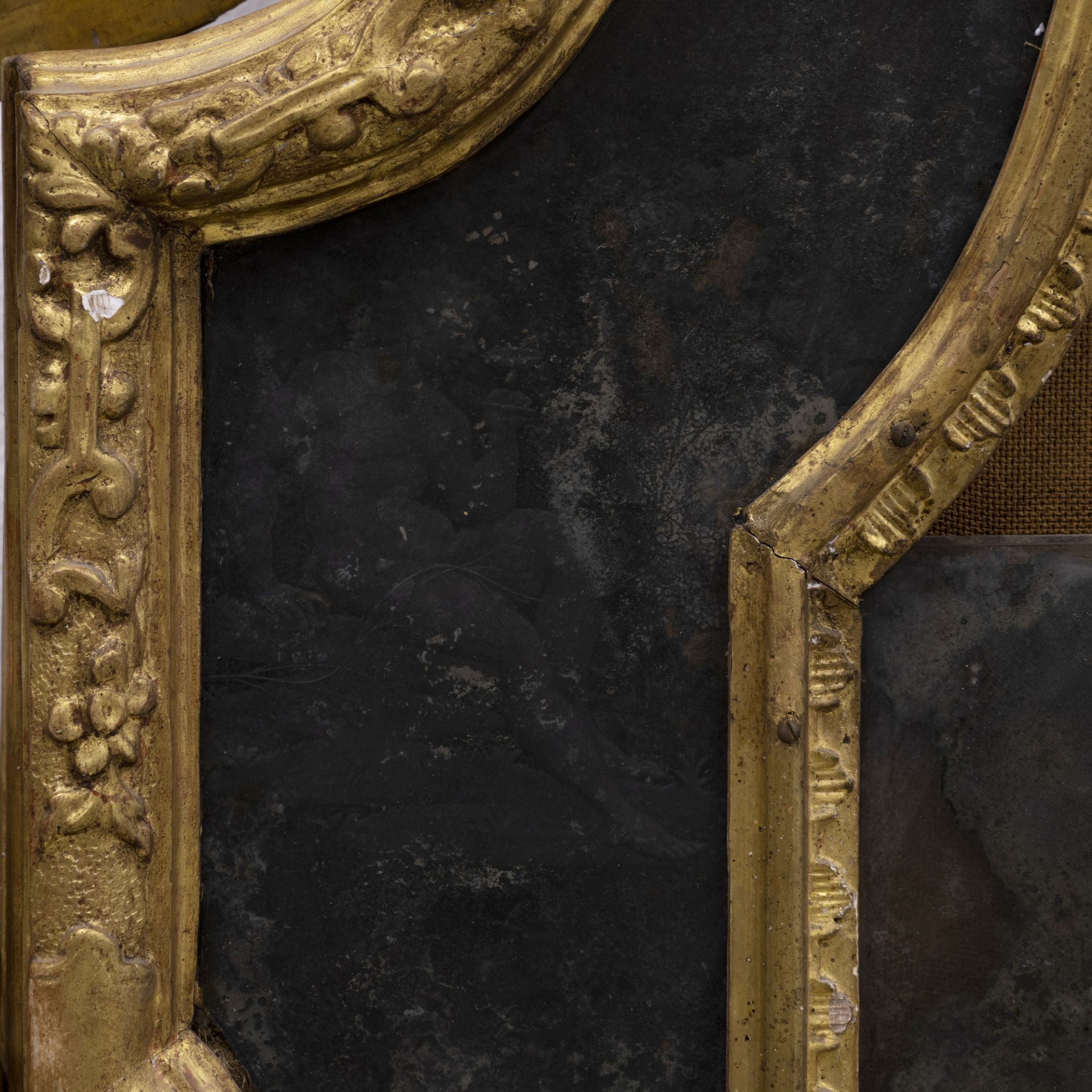 Importante specchiera in legno scolpito e dorato - Image 8 of 8