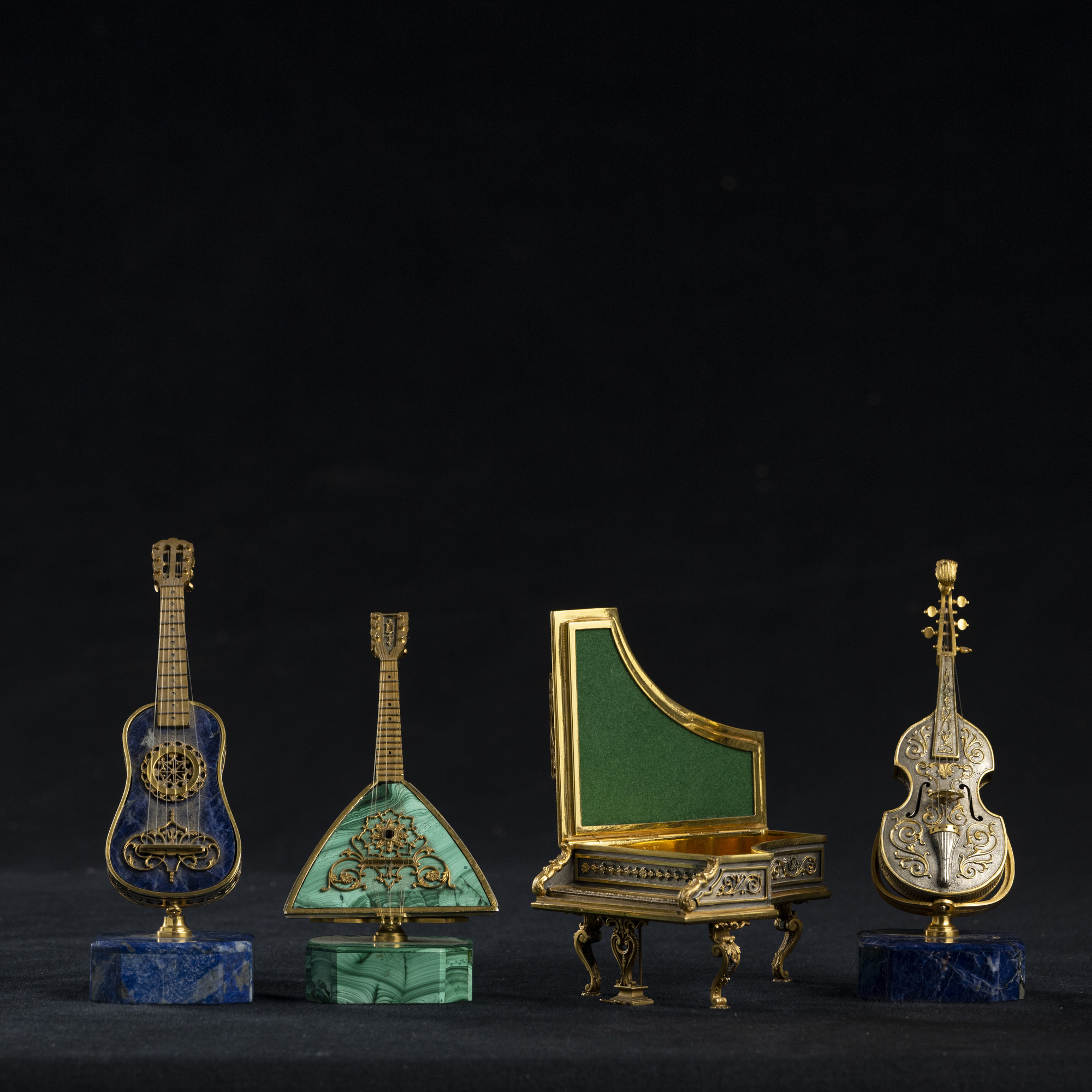 Gruppo di quattro strumenti musicali