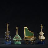 Gruppo di quattro strumenti musicali