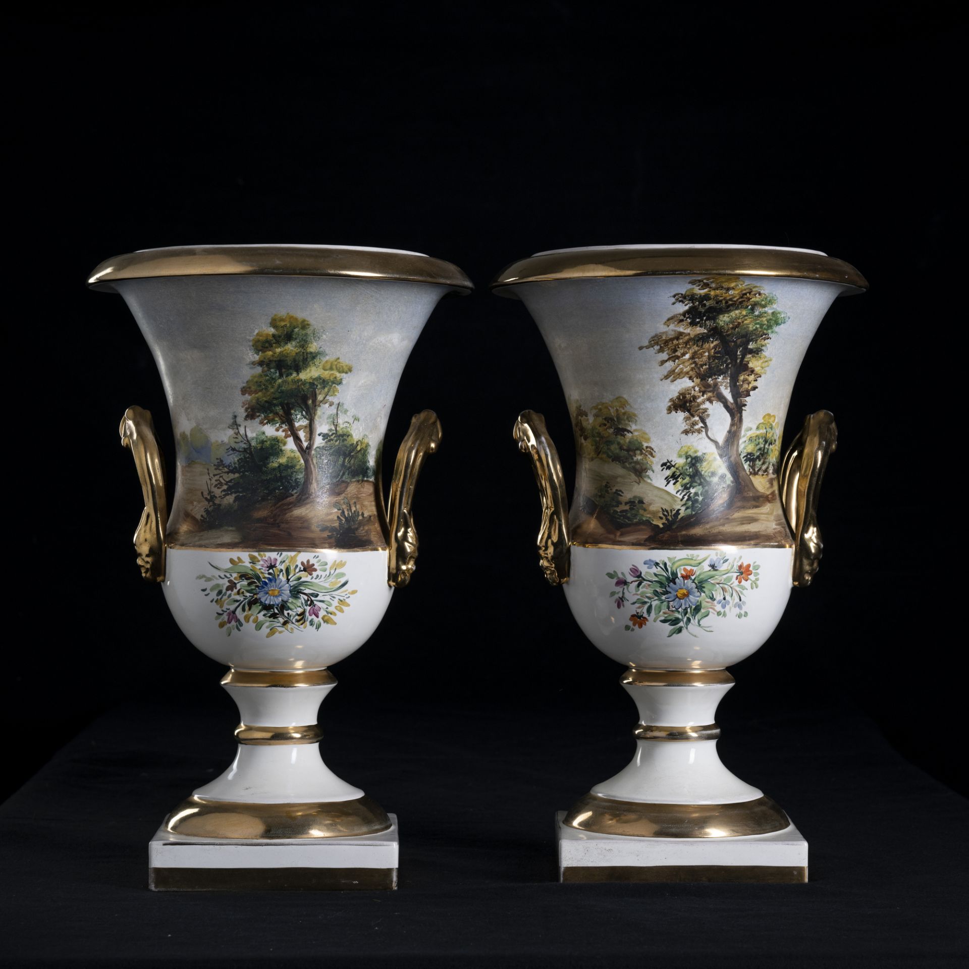 Coppia di vasi a coppa biansata in porcellana - Image 4 of 5