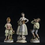 Tre figure giovanili in porcellana policroma