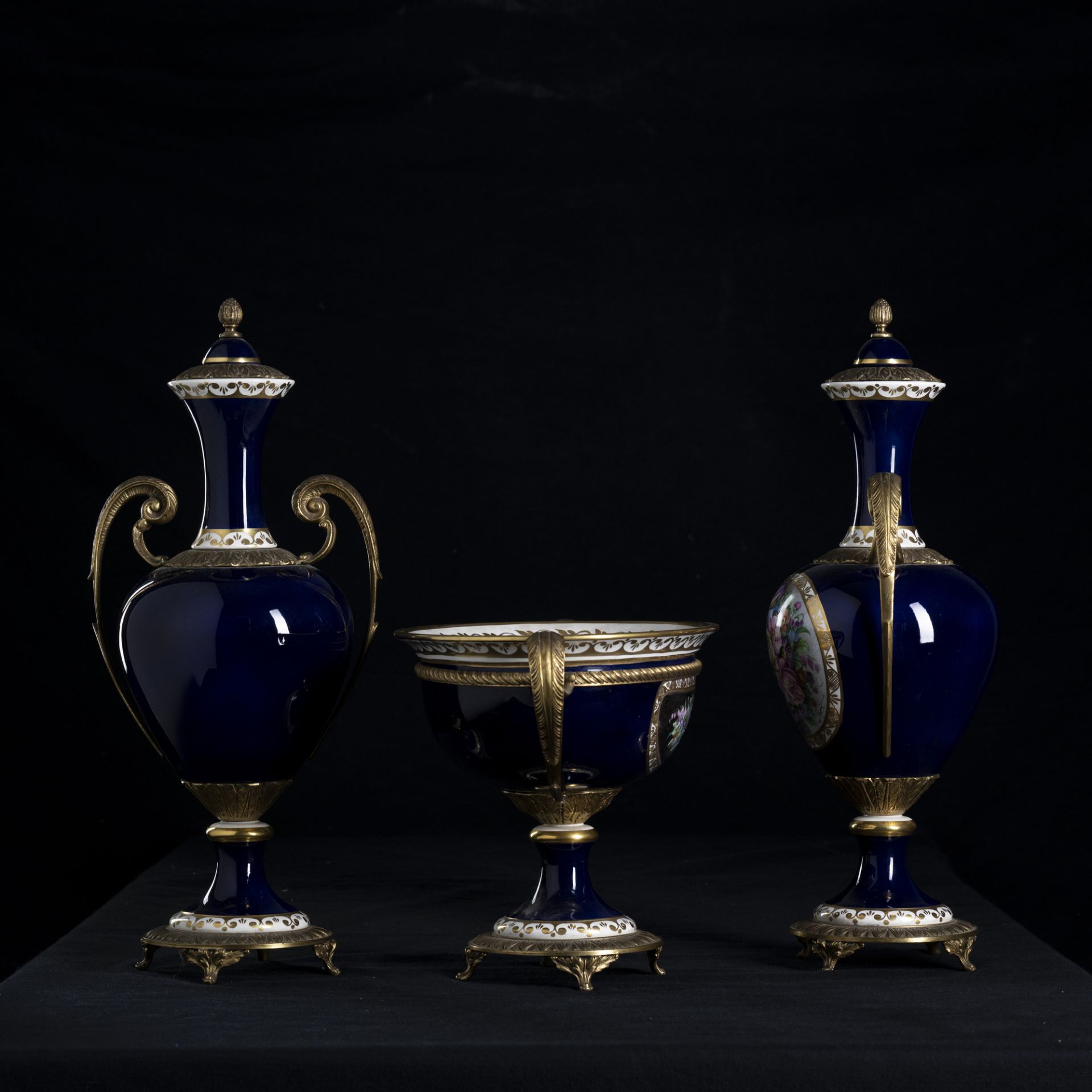 Coppia di vasi e alzata in porcellana blu cobalto con finiture in oro - Image 3 of 6