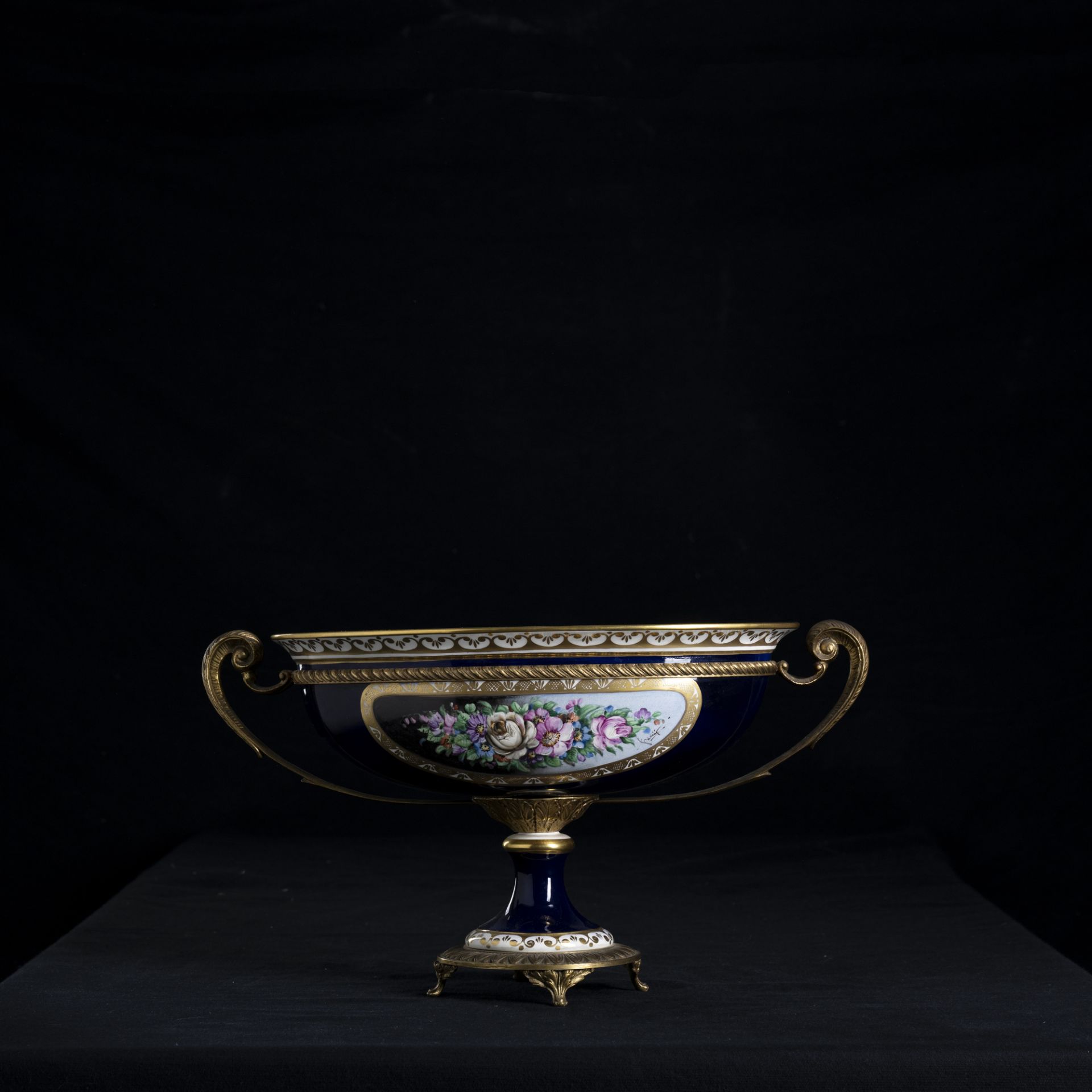 Coppia di vasi e alzata in porcellana blu cobalto con finiture in oro - Image 4 of 6